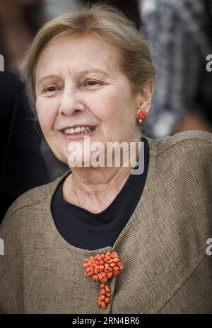 (150516) -- CANNES, 16 mai 2015 -- l'actrice italienne Giulia Lazzarini pose dans un photocall pour le film Ma mère au 68e Festival de Cannes à Cannes, dans le sud-est de la France, le 16 mai 2015. FRANCE-CANNES-MA MÈRE-PHOTOCALL ChenxXiaowei PUBLICATIONxNOTxINxCHN Cannes Mai 16 2015 l'actrice italienne Giulia Lazzarini pose dans un appel photo pour le film Ma mère AU 68e Festival de Cannes dans le sud-est de la France LE 16 2015 mai France Cannes Ma mère appel photo ChenxXiaowei PUBLICATIONxNOTxINxCHN Banque D'Images