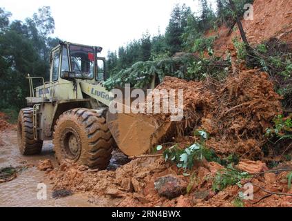 (150516) -- LIUZHOU, le 16 mai 2015 -- Un bulldozer déblaie la boue dans le comté de Rongshui, dans la région autonome de Guangxi Zhuang, au sud-ouest de la Chine, le 16 mai 2015. De fortes pluies ont frappé Guangxi à partir de jeudi. Le Centre météorologique national (NMC) a émis vendredi une alerte jaune pour les pluies torrentielles, les orages et la grêle dans certaines parties du sud de la Chine. (Wyo) CHINA-GUANGXI-RONGSHUI-MUDSLIDE (CN) LongxLinzhi PUBLICATIONxNOTxINxCHN Liuzhou Mai 16 2015 un bulldozers défrichent la boue dans le comté de Rongshui Sud-Ouest de la Chine S Guangxi Zhuang région autonome mai 16 2015 une forte pluie a frappé Guangxi de jeudi le Meteor National Banque D'Images