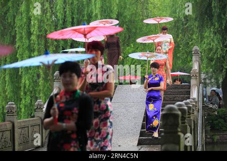 (150516) -- SHAOXING, le 16 mai 2015 -- les amoureux de Cheongsam présentent des cheongsams, une robe traditionnelle chinoise pour femmes également connue sous le nom de Qipao, lors d'un spectacle de cheongsam à Zhuji, dans la province du Zhejiang, dans l'est de la Chine, le 16 mai 2015. Sponsorisé par China Qipao Society, un spectacle mondial de cheongsam a eu lieu samedi, avec la participation de quelque 150 000 amateurs de cheongsam de 420 branches de China Qipao Society à travers le monde. (Yxb) CHINA-CHEONGSAM-SHOW (CN) WangxYanggang PUBLICATIONxNOTxINxCHN Shaoxing Mai 16 2015 les amoureux de Cheongsam présentent cheongsams une robe traditionnelle chinoise en S ainsi connue sous le nom de Qipao Banque D'Images