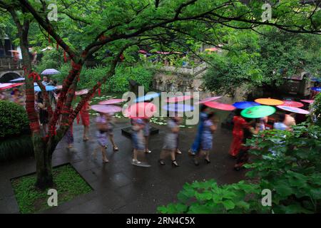 (150516) -- SHAOXING, le 16 mai 2015 -- les amoureux de Cheongsam présentent des cheongsams, une robe traditionnelle chinoise pour femmes également connue sous le nom de Qipao, lors d'un spectacle de cheongsam à Zhuji, dans la province du Zhejiang, dans l'est de la Chine, le 16 mai 2015. Sponsorisé par China Qipao Society, un spectacle mondial de cheongsam a eu lieu samedi, avec la participation de quelque 150 000 amateurs de cheongsam de 420 branches de China Qipao Society à travers le monde. (Yxb) CHINA-CHEONGSAM-SHOW (CN) WangxYanggang PUBLICATIONxNOTxINxCHN Shaoxing Mai 16 2015 les amoureux de Cheongsam présentent cheongsams une robe traditionnelle chinoise en S ainsi connue sous le nom de Qipao Banque D'Images