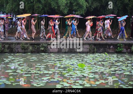 (150516) -- SHAOXING, le 16 mai 2015 -- les amoureux de Cheongsam présentent des cheongsams, une robe traditionnelle chinoise pour femmes également connue sous le nom de Qipao, lors d'un spectacle de cheongsam à Zhuji, dans la province du Zhejiang, dans l'est de la Chine, le 16 mai 2015. Sponsorisé par China Qipao Society, un spectacle mondial de cheongsam a eu lieu samedi, avec la participation de quelque 150 000 amateurs de cheongsam de 420 branches de China Qipao Society à travers le monde. (Yxb) CHINA-CHEONGSAM-SHOW (CN) WangxYanggang PUBLICATIONxNOTxINxCHN Shaoxing Mai 16 2015 les amoureux de Cheongsam présentent cheongsams une robe traditionnelle chinoise en S ainsi connue sous le nom de Qipao Banque D'Images