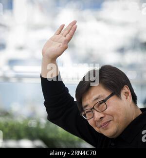 (150516) -- CANNES, 16 mai 2015 -- le réalisateur sud-coréen Oh Seung-UK pose dans un photocall pour le film The Shameless au 68e Festival de Cannes à Cannes, dans le sud-est de la France, le 16 mai 2015. FRANCE-CANNES-L'ÉPOUVANTABLE-PHOTO ChenxXiaowei PUBLICATIONxNOTxINxCHN Cannes Mai 16 2015 le réalisateur sud-coréen Oh Seung UK pose dans un appel photo pour le film l'éhonté AU 68e Festival de Cannes dans le sud-est de la France LE 16 2015 mai France Cannes l'appel photo éhonté ChenxXiaowei PUBLICATIONxNOTxINxCHN Banque D'Images