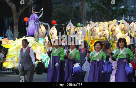 (150516) -- SÉOUL, le 16 mai 2015 -- des bouddhistes participent à un défilé pendant le Festival des lanternes du Lotus pour célébrer l'anniversaire de Bouddha à Séoul, Corée du Sud, le 16 mai 2015.) SOUTH KOREA-SEOUL-LOTUS LANTERN FESTIVAL YaoxQilin PUBLICATIONxNOTxINxCHN Séoul Mai 16 2015 des bouddhistes participent à un défilé pendant le Lotus Lantern Festival pour célébrer l'anniversaire de Bouddha à Séoul Corée du Sud Mai 16 2015 Corée du Sud Séoul Lotus Lantern Festival YaoxQilin PUBLICATIONxNOTxINxCHN Banque D'Images