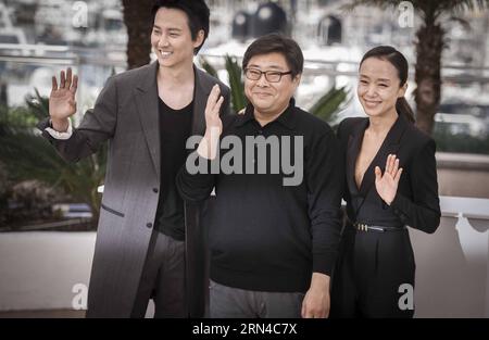 (150516) -- CANNES, 16 mai 2015 -- l'acteur sud-coréen Kim Nam-Gil (G), le réalisateur Oh Seung-UK (C) et l'actrice Jeon Do-Yeon posent dans un photocall pour le film The Shameless au 68e Festival de Cannes à Cannes, dans le sud-est de la France, le 16 mai 2015.) FRANCE-CANNES-THE SHAMELESS-PHOTOCALL ChenxXiaowei PUBLICATIONxNOTxINxCHN Cannes Mai 16 2015 l'acteur sud-coréen Kim Nam Gil l réalisateur Oh Seung UK C et l'actrice Jeon do Yeon posent dans un appel photo pour le film The Shameless AU 68e Festival de Cannes dans le sud-est de la France le 16 2015 mai Cannes la photo éhontée appelle ChenxX Banque D'Images