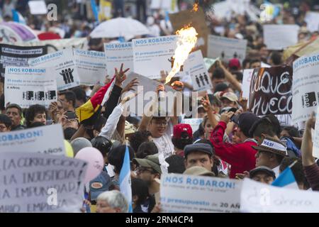 Les gens prennent part à une manifestation pour réclamer la destitution du président guatémaltèque Otto Perez Molina devant le Palais National de la Culture, à Guatemala City, capitale du Guatemala, le 16 mai 2015. GUATEMALA-GUATEMALA CITY-SOCIETY-MANIFESTATION LuisxEcheverria PUBLICATIONxNOTxINxCHN des célébrités participent à une manifestation pour réclamer la destitution du président guatémaltèque Otto Perez Molina devant le Palais National de la Culture à Guatemala capitale du Guatemala LE 16 2015 mai Guatemala Guatemala Guatemala Guatemala City Society manifestation LuisxEcheverria PUBLICATIONxNOTxINxCH Banque D'Images