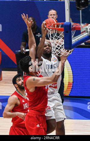 Jakarta, Indonésie. 31 août 2023. Guerschon Yabusele (R), de France, a fait un saut lors du match de la ronde 17-32 entre la France et l’Iran à la coupe du monde FIBA 2023 à Jakarta, Indonésie, le 31 août 2023. Crédit : Agung Kuncahya B./Xinhua/Alamy Live News Banque D'Images