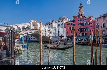 Pont du Rialto sur le Grand Canal avec télécabine, Venise, Vénétie, Italie du Nord, Italie. Site du patrimoine mondial de l'UNESCO Banque D'Images