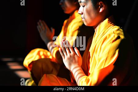 (150517) -- QUANZHOU, 13 mai 2015 -- les moines méditent au temple de Quanzhou Shaolin dans la ville de Quanzhou, province du Fujian, dans le sud-est de la Chine, le 13 mai 2015. Situé à l’est de la montagne Qingyuan de Quanzhou, le temple Shaolin de Quanzhou, également appelé temple Shaolin du Sud, est le berceau de l’art martial Shaolin du Sud, qui s’est répandu à Taiwan, Hong Kong et Macao et même en Asie du Sud-est depuis les dynasties Ming (1368-1644) et Qing (1644-1911). Il est également appelé conjointement le Shaolin Sud et Nord avec le Temple Songshan Shaolin dans la province centrale du Henan de la Chine. Zen, la doctrine qui jamais Banque D'Images