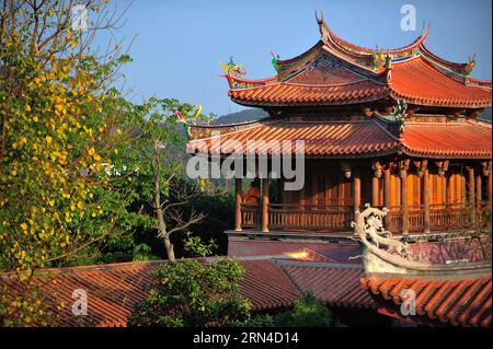 (150517) -- QUANZHOU, 13 mai 2015 -- une photo prise le 13 mai 2015 montre un clocher au temple de Quanzhou Shaolin dans la ville de Quanzhou, dans la province du Fujian du sud-est de la Chine. Situé à l’est de la montagne Qingyuan de Quanzhou, le temple Shaolin de Quanzhou, également appelé temple Shaolin du Sud, est le berceau de l’art martial Shaolin du Sud, qui s’est répandu à Taiwan, Hong Kong et Macao et même en Asie du Sud-est depuis les dynasties Ming (1368-1644) et Qing (1644-1911). Il est également appelé conjointement le Shaolin Sud et Nord avec le Temple Songshan Shaolin dans la province centrale du Henan de la Chine. Zen, le d Banque D'Images