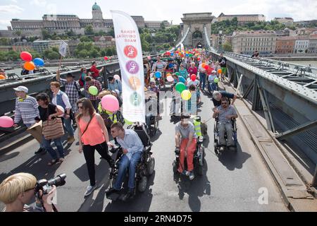 (150517) -- BUDAPEST, le 17 mai 2015 -- les gens participent à la deuxième manifestation de masse critique de Rehab pour améliorer la qualité de vie des personnes handicapées à Budapest, Hongrie, le 17 mai 2015.) HONGRIE-BUDAPEST-MANIFESTATION-PERSONNES HANDICAPÉES AttilaxVolgyi PUBLICATIONxNOTxINxCHN Budapest Mai 17 2015 célébrités participent à la deuxième manifestation de masse critique de Rehab pour améliorer la qualité de vie des célébrités HANDICAPÉES à Budapest Hongrie LE 17 2015 mai Hongrie Budapest manifestation célébrités HANDICAPÉES ATTILAxVOLGYI PUBLICATIONxNOTxINxCHN Banque D'Images