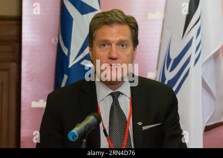 (150517) -- BUDAPEST, le 17 mai 2015 -- le président de l'Assemblée parlementaire de l'OTAN (AP OTAN), Michael Turner, assiste à une conférence de presse le deuxième jour de la session de printemps de l'AP OTAN de trois jours à Budapest, Hongrie, le 17 mai 2015. Turner a exprimé son soutien à une OTAN élargie. ) HONGRIE-BUDAPEST-OTAN ASSEMBLÉE PARLEMENTAIRE-CONFÉRENCE DE PRESSE AttilaxVolgyi PUBLICATIONxNOTxINxCHN Budapest Mai 17 2015 l'Assemblée parlementaire de l'OTAN le Président de l'Assemblée parlementaire de l'OTAN Michael Turner assiste à une conférence de presse LE deuxième jour de la session de printemps de l'Assemblée parlementaire de l'OTAN à Budapest Hongrie le 17 2015 mai Turner a exprimé son su Banque D'Images