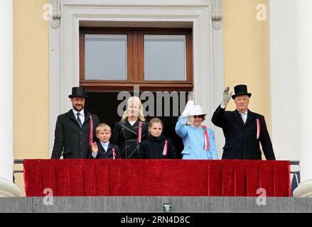 (150517) -- OSLO, le 17 mai 2015 -- le Roi Harald V., la Reine Sonja, le Prince Haakon, la Princesse mette-Marit, Ingrid-Alexandra und Sverre Magnus - la famille royale de Norvège assiste à un défilé marquant le jour de l indépendance du pays à Oslo, Norvège, le 17 mai 2015.) NORVÈGE-OSLO-JOUR DE L'INDÉPENDANCE LiangxYouchang PUBLICATIONxNOTxINxCHN 150517 Oslo Mai 17 2015 Roi Harald V Reine Sonja Prince Haakon Princesse mette Marit Ingrid Alexandra et Sverre Magnus Norvège S famille royale Regardez un défilé marquant le jour de l'indépendance du pays à Oslo Norvège 17 2015 Mai Norvège Oslo jour de l'indépendance LiangxYouchang PUBLICATIONxNOTxIN Banque D'Images