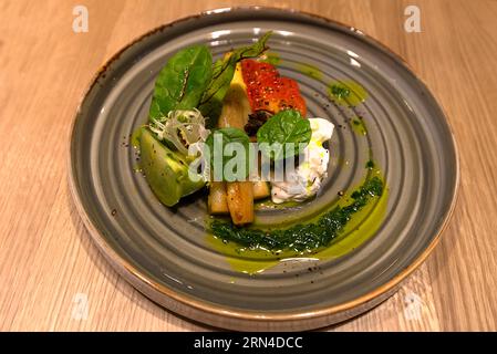 Assiette de départ avec asperges, salade, burrata, tomates et pesto aux herbes, Baden-Wuerttemberg, Allemagne Banque D'Images