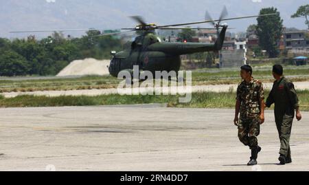 Des membres de l'armée népalaise marchent près d'un hélicoptère de l'armée de débarquement à Katmandou, Népal, le 17 mai 2015. Trois corps avaient été retrouvés près de l'épave d'un hélicoptère militaire américain disparu, a confirmé vendredi un responsable du gouvernement népalais. L'hélicoptère militaire américain, qui était en mission de sauvetage dans les zones de Dolakha les plus touchées par le séisme, a perdu contact le 12 mai. Il y avait huit personnes à bord de l'hélicoptère militaire, dont deux soldats népalais et six marines américains.) NÉPAL-KATMANDOU-ÉTATS-UNIS ACCIDENT DE L'HÉLICOPTÈRE SunilxSharma PUBLICATIONxNOTxINxCHN personnel de l'armée népalaise marcher près d'un hélicoptère de l'armée de débarquement Banque D'Images