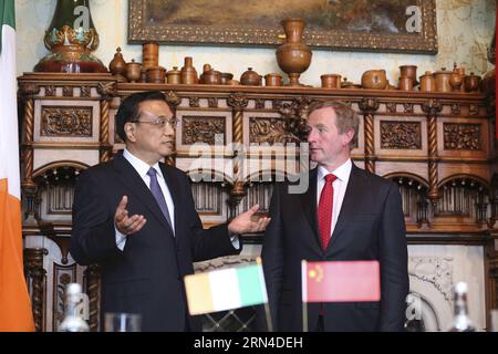 Le premier ministre chinois Li Keqiang (à gauche) et son homologue irlandais Enda Kenny assistent à une conférence de presse commune après leurs entretiens à Shannon, en Irlande, le 17 mai 2015. )(wjq) IRELAND-SHANNON-CHINA-LI KEQIANG-ENDA CONFÉRENCE DE PRESSE KENNY DingxLin PUBLICATIONxNOTxINxCHN le premier ministre chinois a quitté Keqiang l et sa partie irlandaise Enda Kenny participe à une conférence de presse conjointe après leurs entretiens à Shannon Irlande 17 2015 mai wjq Irlande Shannon China a quitté Keqiang Enda Kenny Conférence de presse Conférence de Kebilliang Conférence de presse Banque D'Images