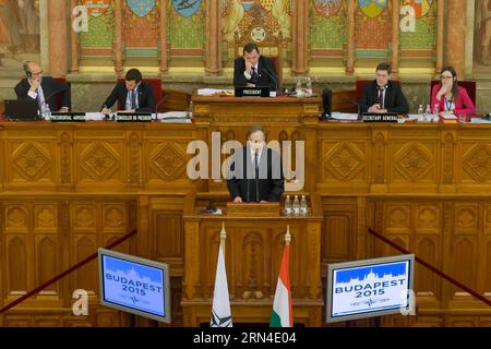 Le secrétaire général adjoint de l'OTAN, Alexander Vershbow (front), s'adresse à la séance plénière de la session de printemps de l'Assemblée parlementaire de l'OTAN à Budapest (Hongrie), le 18 mai 2015. La session de printemps de l'Assemblée parlementaire de l'OTAN qui s'est tenue ici a publié lundi une déclaration commune soulignant l'importance de l'élargissement et recommandant que l'Alliance invite le Monténégro à y adhérer avant la fin de l'année. ) HONGRIE-BUDAPEST-OTAN-ASSEMBLÉE PARLEMENTAIRE-SESSION DE PRINTEMPS-ÉLARGISSEMENT AttilaxVolgyi PUBLICATIONxNOTxINxCHN le secrétaire général adjoint de l'OTAN Alexander Vershbow Front s'adresse à la plénière S. Banque D'Images