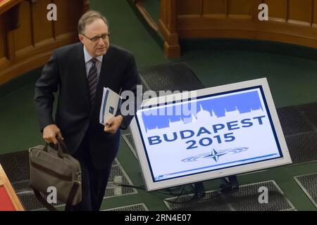 Le secrétaire général adjoint de l'OTAN, Alexander Vershbow, assiste à la séance plénière de la session de printemps de l'Assemblée parlementaire de l'OTAN à Budapest, en Hongrie, le 18 mai 2015. La session de printemps de l'Assemblée parlementaire de l'OTAN qui s'est tenue ici a publié lundi une déclaration commune soulignant l'importance de l'élargissement et recommandant que l'Alliance invite le Monténégro à y adhérer avant la fin de l'année. ) HONGRIE-BUDAPEST-OTAN-ASSEMBLÉE PARLEMENTAIRE-SESSION DE PRINTEMPS-ÉLARGISSEMENT AttilaxVolgyi PUBLICATIONxNOTxINxCHN le secrétaire général adjoint de l'OTAN, Alexander Vershbow, assiste à la séance plénière du Spri Banque D'Images