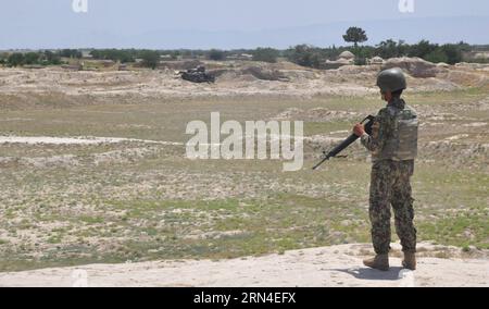 (150519) -- JAWZJAN, le 19 mai 2015 -- un soldat de l'armée nationale afghane monte la garde devant un camp militaire dans la province de Jawzjan, au nord de l'Afghanistan, le 19 mai 2015. Environ 86 militants talibans ont été tués au cours d'opérations militaires et d'affrontements avec les forces de sécurité au cours des dernières 24 heures, ont déclaré les autorités mardi matin. AFGHANISTAN-JAWZJAN-ARMÉE Arui PUBLICATIONxNOTxINxCHN 150519 Jawzjan Mai 19 2015 à l'armée nationale afghane Soldat garde devant un camp militaire dans la province de Jawzjan dans le nord de l'Afghanistan LE 19 2015 mai environ 86 militants talibans ont été TUÉS au cours de cette période Banque D'Images