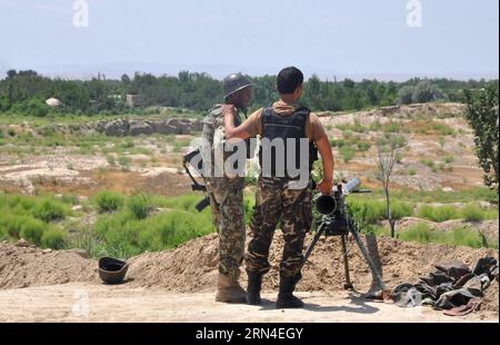 (150519) -- JAWZJAN, le 19 mai 2015 -- des soldats de l'armée nationale afghane montent la garde devant un camp militaire dans la province de Jawzjan, au nord de l'Afghanistan, le 19 mai 2015. Environ 86 militants talibans ont été tués au cours d'opérations militaires et d'affrontements avec les forces de sécurité au cours des dernières 24 heures, ont déclaré les autorités mardi matin. AFGHANISTAN-JAWZJAN-Arui PUBLICATIONxNOTxINxCHN 150519 Jawzjan Mai 19 2015 des soldats de l'armée nationale afghane montent la garde devant un camp militaire dans la province de Jawzjan, dans le nord de l'Afghanistan, le 19 2015 mai, environ 86 militants talibans ont été TUÉS pendant Milita Banque D'Images