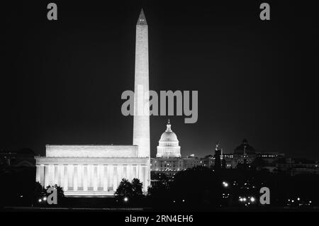 WASHINGTON DC, USA - Vue de célèbres monuments le long du National Mall à Washington DC. De gauche à droite (et de premier plan à l'arrière-plan) est le Lincoln Memorial, le Washington Monument, et US Capitol Building. La photo est prise de près de l'Iwo Jima Memorial d'Arlington, VA, à l'Est à travers le fleuve Potomac. La distance entre le Lincoln Memorial et le Capitole est à 2,3 milles--long téléobjectif utilisé compresse la distance. Banque D'Images