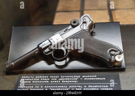 Vieux pistolet PARABELLUM revolver isolé sur fond blanc. Découpe pistolet rétro. Arme à feu. Pologne, Varsovie - 31 juillet 2023. Banque D'Images