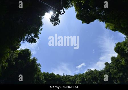 (150519) -- ENSHI, 19 mai 2015 -- des plantes sont vues autour du bord d'un gouffre dans le comté montagneux de Xuanen, dans la province du Hubei, au centre de la Chine, le 19 mai 2015. En raison du paysage karstique local et du climat humide, un gouffre de plus de 290 mètres de profondeur à Xuanen est devenu la maison pour diverses plantes et animaux. Un écosystème complet et original est maintenu dans le trou car il est difficile pour l'homme d'entrer. ) (Zhs) CHINA-HUBEI-SINKHOLE-SCENERY (CN) SongxWen PUBLICATIONxNOTxINxCHN 150519 Enshi Mai 19 2015 les plantes sont des lacs entourant le bord d'un gouffre dans le comté montagneux de Xuanen dans le centre du CH Banque D'Images