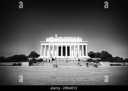 WASHINGTON, DC - le Lincoln Memorial se trouve à l'extrémité ouest du centre commercial national de Washington DC. Il fait face directement à l'est vers le Washington Monument et le bâtiment du Capitole des États-Unis. Décorée sous la forme d'un temple néoclassique, sa chambre principale est dominée par une grande statue d'un président assis Abraham Lincoln. Il a été conçu par Daniel Chester French et terminé en 1920. Le Lincoln Memorial a été dédié en mai 1922. Banque D'Images