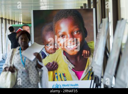 (150520) -- GENÈVE, le 19 mai 2015 -- Un délégué passe devant une affiche pour les enfants africains lors d'une séance d'information technique sur Ebola de l'Organisation mondiale de la Santé (OMS) à Genève, Suisse, le 19 mai 2015. La 68e session de l’Assemblée mondiale de la Santé est entrée dans la deuxième journée à Genève. Plus de 3 000 délégués de 194 États membres se concentreront sur la discussion sur les épidémies d’Ebola et le programme de santé post-2015. )(zhf) SUISSE-GENÈVE-OMS-ASSEMBLÉE-EBOLA XuxJinquan PUBLICATIONxNOTxINxCHN 150520 Genève Mai 19 2015 un délégué passe devant une affiche pour les enfants africains à l'Organisation mondiale de la Santé Banque D'Images