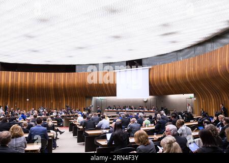 (150520) -- GENÈVE, le 19 mai 2015 -- les délégués assistent à une séance d'information technique sur Ebola de l'Organisation mondiale de la santé (OMS) à Genève, Suisse, le 19 mai 2015. La 68e session de l’Assemblée mondiale de la Santé est entrée dans la deuxième journée à Genève. Plus de 3 000 délégués de 194 États membres se concentreront sur la discussion sur les épidémies d’Ebola et le programme de santé post-2015. )(zhf) SUISSE-GENÈVE-OMS-ASSEMBLÉE-EBOLA XuxJinquan PUBLICATIONxNOTxINxCHN 150520 Genève Mai 19 2015 les délégués assistent à la séance d'information technique de l'OMS sur Ebola à Genève Suisse LES 19 2015 et 68 mai Banque D'Images