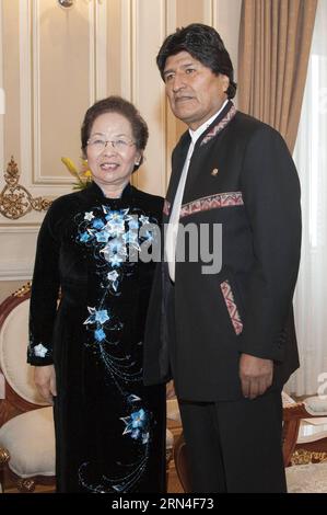 (150519) -- LA PAZ, le 19 mai 2015 -- le président bolivien Evo Morales (à droite) rencontre le vice-président vietnamien Nguyen Thi Doan (à gauche), au Palais du gouvernement à la Paz, Bolivie, le 19 mai 2015. Freddy Zarco/ABI) BOLIVIE-LA PAZ-VIETNAM-POLITICS-MEETING e ABI PUBLICATIONxNOTxINxCHN 150519 la Paz Mai 19 2015 le Président bolivien Evo Morales r rencontre le Vice-Président vietnamien Nguyen Thi Doan l AU Palais du Gouvernement à la Paz Bolivie LE 19 2015 mai Freddy Zarco Abi Bolivie la Paz Vietnam POLITICS Meeting e Abi PUBLICATIONxNOTxINxCHN Banque D'Images