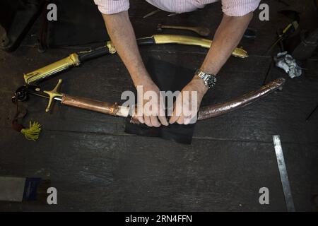 BUENOS AIRES, le 19 mai 2015 -- l'orfèvre argentin Juan Carlos Pallarols traite d'une copie du sabre incurvé utilisé par le général José de San Martin dans son atelier, à Buenos Aires, Argentine, mai 19, 2015. au lieu d ' une réplique, le sabre est une copie qui sera transférée le 23 mai au Musée national d ' histoire. Martin Zabala) ARGENTINA-BUENOS AIRES-CULTURE-Sabre e MARTINxZABALA PUBLICATIONxNOTxINxCHN Buenos Aires Mai 19 2015 Goldsmith argentin Juan Carlos traite d'une copie du Sabre courbé utilisé par le général Jose de San Martin LORS DE son atelier à Buenos Aires Argentine Mai 19 Banque D'Images