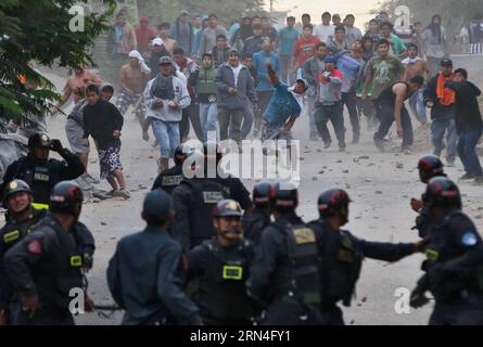 LIMA, le 19 mai 2015 -- des personnes qui envahissent une zone archéologique affrontent des policiers, dans le secteur Tablada de Lurin, à Villa Maria del Triunfo, département de Lima, Pérou, le 19 mai 2015. Selon la presse locale, la police a affronté des personnes qui ont envahi une zone archéologique lors de leur expulsion, faisant au moins trois policiers blessés et 10 personnes arrêtées. Oscar Farje Gomero/ANDINA) PÉROU-LIMA-SOCIETY-EVIATION e ANDINA PUBLICATIONxNOTxINxCHN Lima Mai 19 2015 célébrités qui envahissent la zone archéologique affrontement avec des policiers dans Tablada de Sector à Villa Mary Del Triunfo Lima Département Pérou M Banque D'Images