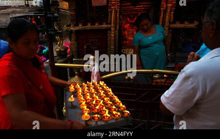 (150520) -- KATMANDOU, le 20 mai 2015 -- des fidèles font des prières au temple Annapurna à Katmandou, Népal, le 20 mai 2015. Les Népalais normalisent leur vie quotidienne après les tremblements de terre massifs. NÉPAL-KATMANDOU-TREMBLEMENT DE TERRE-APRÈS SunilxSharma PUBLICATIONxNOTxINxCHN 150520 Katmandou Mai 20 2015 les dévots OFFRENT des prières AU Temple Annapurna à Katmandou Népal Mai 20 2015 les célébrités népalaises normalisent leur vie quotidienne après les tremblements de terre massifs au Népal Katmandou tremblement de terre SunilxSharma PUBLICATIONxNOTxINxCHN Banque D'Images