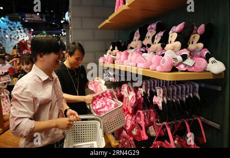 (150520) -- SHANGHAI, le 20 mai 2015 -- les gens sélectionnent des marchandises au magasin phare Disney à Shanghai, dans l'est de la Chine, le 20 mai 2015. Le magasin, qui occupe une superficie de 5 860 mètres carrés dans le quartier des affaires de Lujiazui, a été ouvert mercredi.) (Wyo) CHINA-SHANGHAI-DISNEY STORE-OPEN (CN) PeixXin PUBLICATIONxNOTxINxCHN 150520 Shanghai Mai 20 2015 célébrités sélectionnez des produits AU Disney Flagship Store à Shanghai East China Mai 20 2015 le magasin occupant à la zone de 5 860 MÈTRES carrés dans le quartier d'affaires de Lujiazui ce qui a ouvert LE mercredi wyo Chine Shanghai Disney Store ouvrez CN PeixXin PUBLICAT Banque D'Images