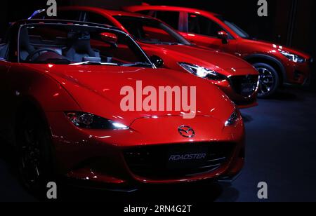 (150520) -- TOKYO, 20 mai 2015 -- une photo prise le 20 mai 2015 montre les nouveaux modèles Roadstar (L), AXELA (C) et CX-5 du constructeur automobile japonais Mazda Motor Corp à Tokyo, au Japon. La 4e génération de Roadstar arrivera sur le marché le 21 mai, avec le prix de 2 494 800 JPY (20 707 dollars américains). JAPON-TOKYO-AUTO-MAZDA-NOUVEAU MODÈLE Stringer PUBLICATIONxNOTxINxCHN 150520 Tokyo Mai 20 2015 photo prise LE 20 2015 mai montre constructeur automobile japonais Mazda Engine Corp S nouveaux modèles de Road Star l Axela C et CX 5 à Tokyo Japon la 4e génération de Road Star viendra sur le marché EN mai 21 avec le prix de Banque D'Images