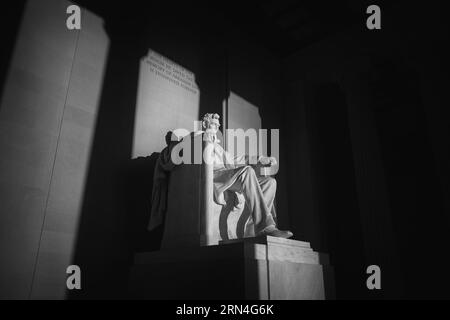 WASHINGTON, DC - le Lincoln Memorial se trouve à l'extrémité ouest du centre commercial national de Washington DC. Il fait face directement à l'est vers le Washington Monument et le bâtiment du Capitole des États-Unis. Décorée sous la forme d'un temple néoclassique, sa chambre principale est dominée par une grande statue d'un président assis Abraham Lincoln. Il a été conçu par Daniel Chester French et terminé en 1920. Le Lincoln Memorial a été dédié en mai 1922. Banque D'Images