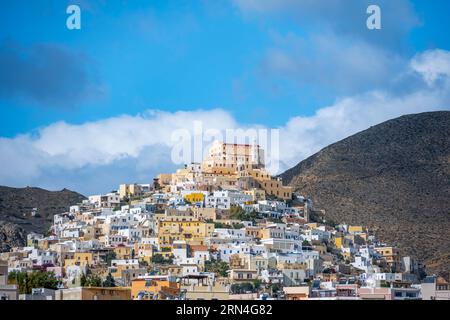 Vue de la ville d'Ermoupoli, sur la colline de la basilique de San Giorgio à Ano Syros, Syros, Cyclades, Grèce Banque D'Images