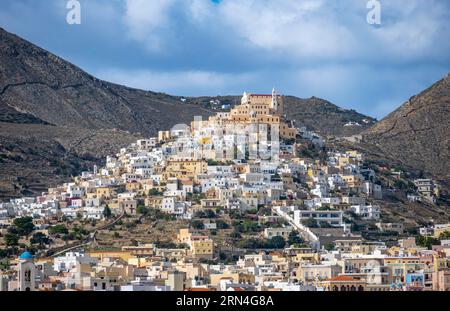 Vue de la ville d'Ermoupoli, sur la colline de la basilique de San Giorgio à Ano Syros, Syros, Cyclades, Grèce Banque D'Images