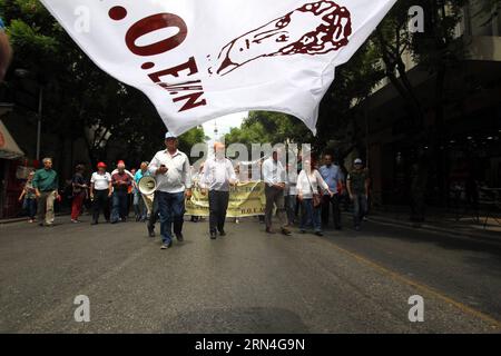 (150520) -- ATHÈNES, le 20 mai 2015 -- médecins, infirmières et ambulanciers des hôpitaux publics et des centres de santé grecs manifestent devant le ministère de la Santé à Athènes, Grèce, le 20 mai 2015. Le personnel hospitalier a entamé une grève de 24 heures pour exiger un salaire rétroactif et dénoncer le sous-effectif et le sous-financement des services de santé nationaux. )(zhf) GREECE-ATHENS-HEALTH-PROTEST MariosxLolos PUBLICATIONxNOTxINxCHN 150520 Athènes Mai 20 2015 médecins infirmières et personnel d'ambulance de Grèce S hôpitaux publics et centres de santé protestent devant le ministère de la Santé à Athènes Grèce LE 20 2015 mai étoile du personnel hospitalier Banque D'Images