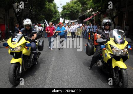 (150520) -- ATHÈNES, le 20 mai 2015 -- médecins, infirmières et ambulanciers des hôpitaux publics et des centres de santé grecs manifestent devant le ministère de la Santé à Athènes, Grèce, le 20 mai 2015. Le personnel hospitalier a entamé une grève de 24 heures pour exiger un salaire rétroactif et dénoncer le sous-effectif et le sous-financement des services de santé nationaux. )(zhf) GREECE-ATHENS-HEALTH-PROTEST MariosxLolos PUBLICATIONxNOTxINxCHN 150520 Athènes Mai 20 2015 médecins infirmières et personnel d'ambulance de Grèce S hôpitaux publics et centres de santé protestent devant le ministère de la Santé à Athènes Grèce LE 20 2015 mai étoile du personnel hospitalier Banque D'Images