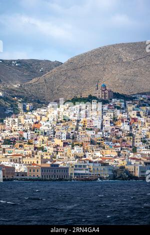 Vue de la ville d'Ermoupoli, sur la colline de la basilique de San Giorgio à Ano Syros, Syros, Cyclades, Grèce Banque D'Images