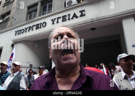 (150520) -- ATHÈNES, 20 mai 2015 -- Un homme participe à la manifestation devant le ministère de la Santé à Athènes, Grèce, le 20 mai 2015. Le personnel hospitalier a entamé une grève de 24 heures pour exiger un salaire rétroactif et dénoncer le sous-effectif et le sous-financement des services de santé nationaux. )(zhf) GREECE-ATHENS-HEALTH-PROTEST MariosxLolos PUBLICATIONxNOTxINxCHN 150520 Athènes 20 2015 mai un homme participe à la manifestation devant le ministère de la Santé à Athènes Grèce LE 20 2015 mai, le personnel hospitalier a entamé une grève de 24 heures pour exiger un remboursement et dénoncer le sous-effectif et le sous-financement du service national de santé zhf G. Banque D'Images