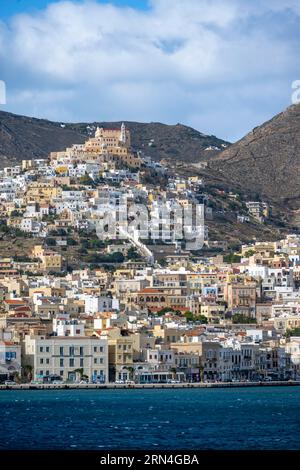 Vue de la ville d'Ermoupoli, sur la colline de la basilique de San Giorgio à Ano Syros, Syros, Cyclades, Grèce Banque D'Images