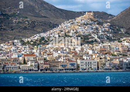 Vue de la ville d'Ermoupoli, sur la colline de la basilique de San Giorgio à Ano Syros, Syros, Cyclades, Grèce Banque D'Images