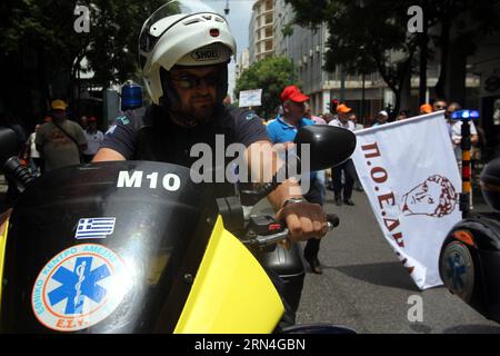 (150520) -- ATHÈNES, le 20 mai 2015 -- médecins, infirmières et ambulanciers des hôpitaux publics et des centres de santé grecs manifestent devant le ministère de la Santé à Athènes, Grèce, le 20 mai 2015. Le personnel hospitalier a entamé une grève de 24 heures pour exiger un salaire rétroactif et dénoncer le sous-effectif et le sous-financement des services de santé nationaux. )(zhf) GREECE-ATHENS-HEALTH-PROTEST MariosxLolos PUBLICATIONxNOTxINxCHN 150520 Athènes Mai 20 2015 médecins infirmières et personnel d'ambulance de Grèce S hôpitaux publics et centres de santé protestent devant le ministère de la Santé à Athènes Grèce LE 20 2015 mai étoile du personnel hospitalier Banque D'Images