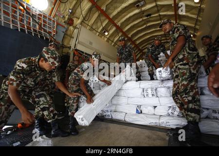 (150520) -- KATMANDOU, le 20 mai 2015 -- des membres de l'armée népalaise transfèrent du matériel et de l'équipement de secours pour les Népalais touchés par le tremblement de terre à un camion à l'aéroport international Tribhuvan de Katmandou, au Népal, le 20 mai 2015. Un autre lot de matériel et d'équipement de secours fourni par la Chine a été livré au Népal mercredi. Des rapports antérieurs indiquaient que le gouvernement chinois et l’armée avaient mobilisé plus de 40 hélicoptères et avions pour livrer 650 tonnes de tentes, de générateurs, d’installations de purification de l’eau, de couvertures et d’autres fournitures d’urgence au Népal. )(ZHF) NÉPAL-KATMANDOU-TREMBLEMENT DE TERRE-CHINE- Banque D'Images