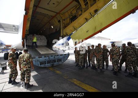 (150520) -- KATMANDOU, le 20 mai 2015 -- des membres de l'armée népalaise se préparent à transférer du matériel et de l'équipement de secours pour les Népalais touchés par le tremblement de terre vers un camion à l'aéroport international Tribhuvan de Katmandou, au Népal, le 20 mai 2015. Un autre lot de matériel et d'équipement de secours fourni par la Chine a été livré au Népal mercredi. Des rapports antérieurs indiquaient que le gouvernement chinois et l’armée avaient mobilisé plus de 40 hélicoptères et avions pour livrer 650 tonnes de tentes, de générateurs, d’installations de purification de l’eau, de couvertures et d’autres fournitures d’urgence au Népal. )(ZHF) NÉPAL-KATMANDOU-EARTHQ Banque D'Images