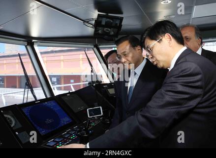 (150520) -- RIO DE JANEIRO, le 20 mai 2015 -- le premier ministre chinois Li Keqiang (C) visite la cabine de l'opérateur alors qu'il fait un tour sur un ferry chinois à Rio de Janeiro, Brésil, le 20 mai 2015.) (Wyo) BRÉSIL-RIO DE JANEIRO-CHINESE PREMIER-VISIT LiuxWeibing PUBLICATIONxNOTxINxCHN 150520 Rio de Janeiro Mai 20 2015 le Premier Ministre chinois a quitté Keqiang C visite la cabine de l'opérateur alors qu'il fait un tour SUR un bateau de fabrication chinoise à Rio de Janeiro Brésil Mai 20 2015 wyo Brésil Rio de Janeiro visite du Premier Ministre chinois LiuxWeibing PUBLICATIONxNOTxINxCHN Banque D'Images