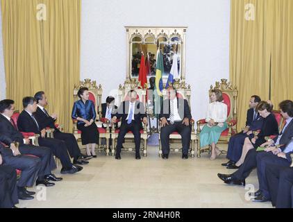 (150520) -- RIO DE JANEIRO, 20 mai 2015 -- le premier ministre chinois Li Keqiang (2e Centre L) rencontre Luiz Fernando Pezao (2e Centre R), gouverneur de Rio de Janeiro, Brésil, le 20 mai 2015. (wf) BRÉSIL-RIO DE JANEIRO-CHINESE PREMIER-MEETING (CN) DingxLin PUBLICATIONxNOTxINxCHN 150520 Rio de Janeiro Mai 20 2015 le Premier ministre chinois a quitté Keqiang 2nd l Center rencontre le gouverneur de Rio de Janeiro Luiz Fernando Pezao 2nd r Center in Rio de Janeiro Brésil Mai 20 2015 WF Brésil Rio de Janeiro Réunion du Premier ministre chinois CN DingxLin PUBLICATIONxNOTxINxCHN Banque D'Images