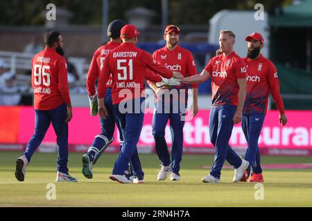 L'Anglais Luke Wood célèbre avec ses coéquipiers après avoir attrapé Mitchell Santner au bowling d'Adil Rashid lors du match Mens International T20 Match entre l'Angleterre et la Nouvelle-Zélande au Seat unique Riverside, Chester le Street le mercredi 30 août 2023. (Photo : Mark Fletcher | MI News) crédit : MI News & Sport / Alamy Live News Banque D'Images